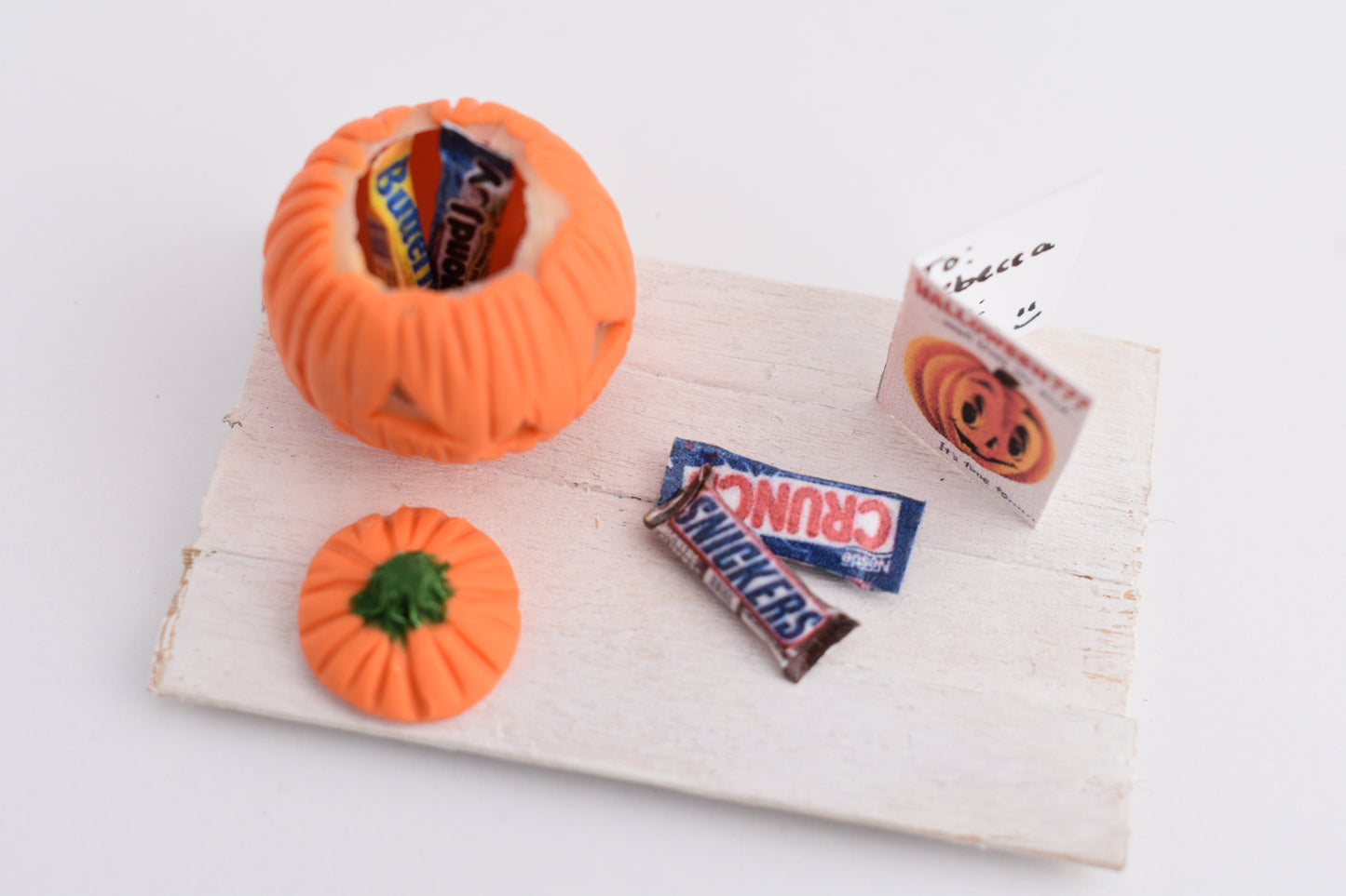 1:12 Scale Scented Glow In The Dark Jack O' Lantern Pumpkin Miniature Halloween Set - Decadent Minis