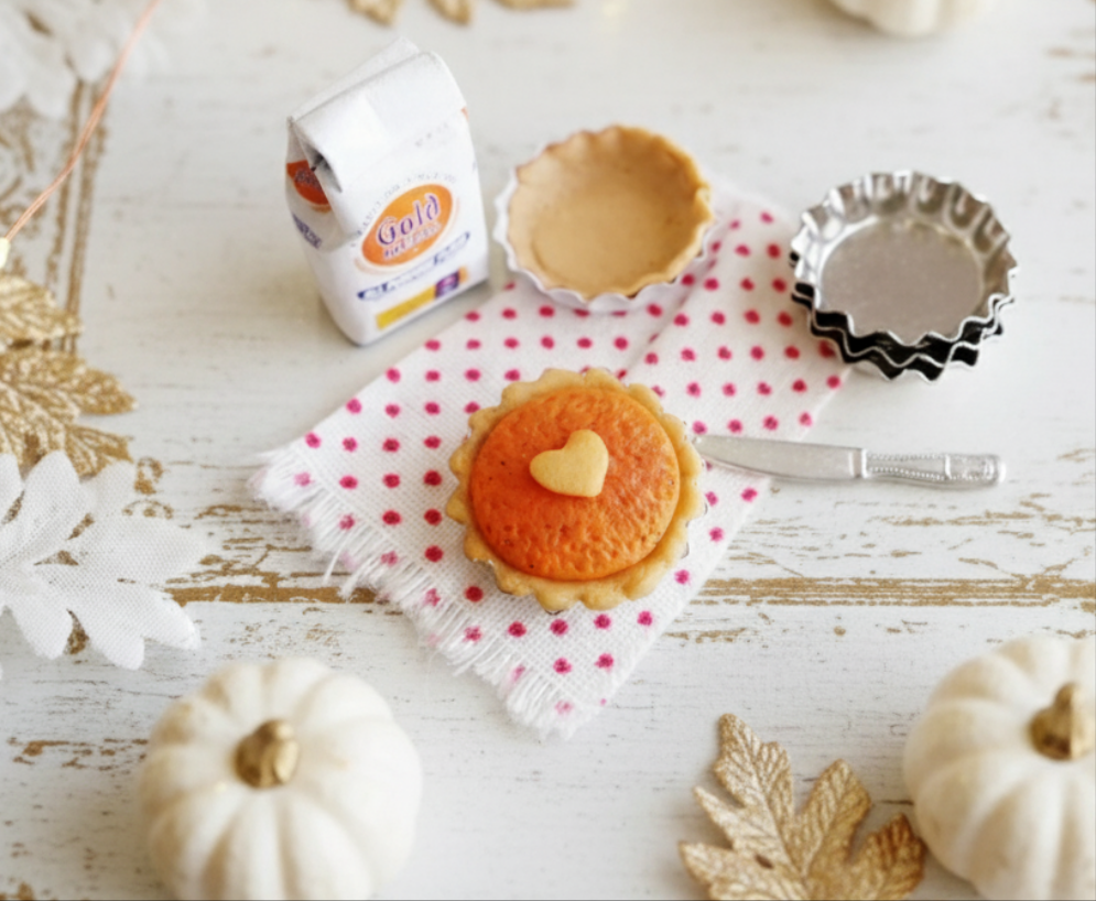 1:12 Scented Sweet Potato Pie Set - Decadent Minis