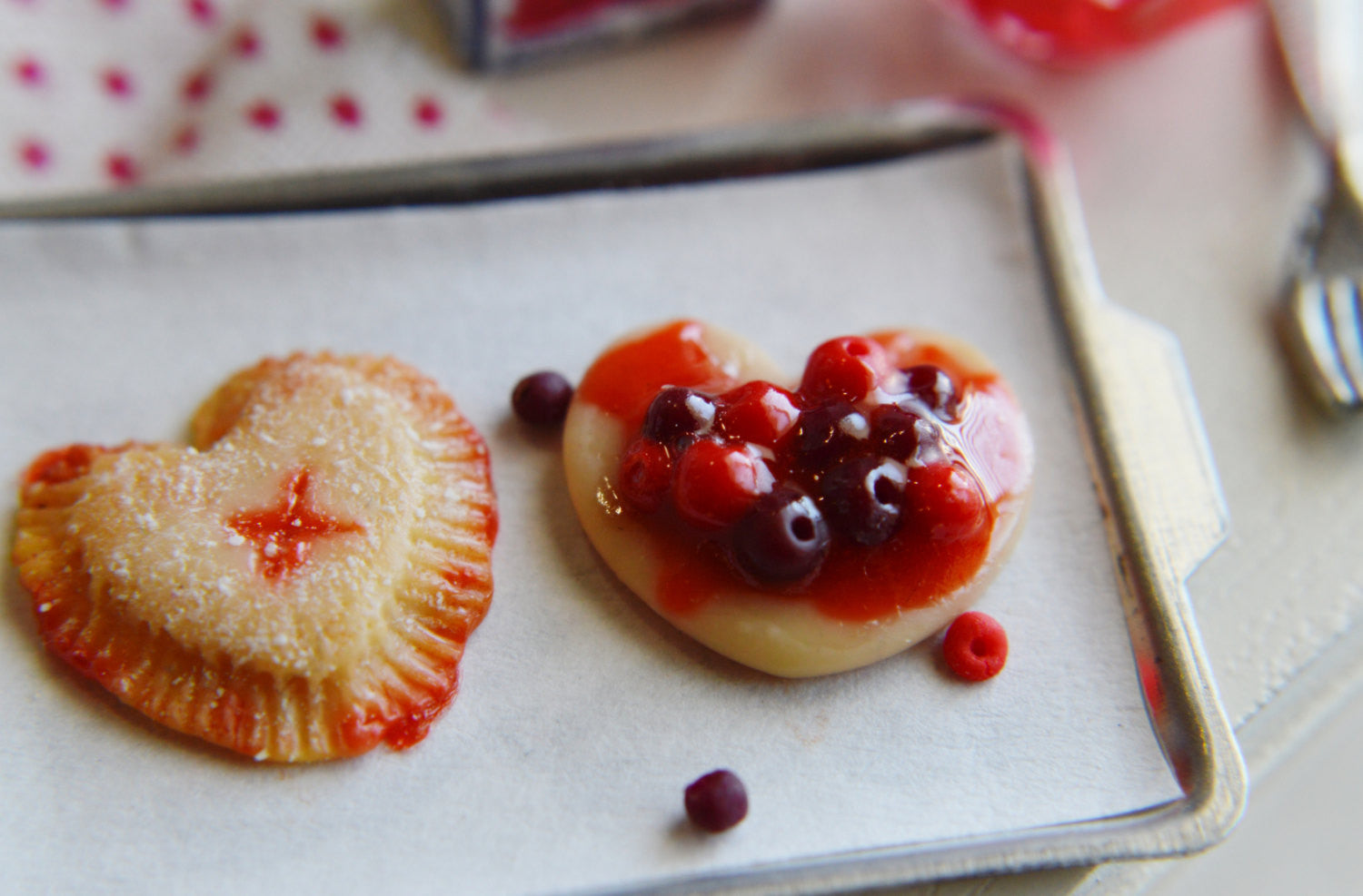1:12 Scented Heart Shaped Pie Set - Decadent Minis