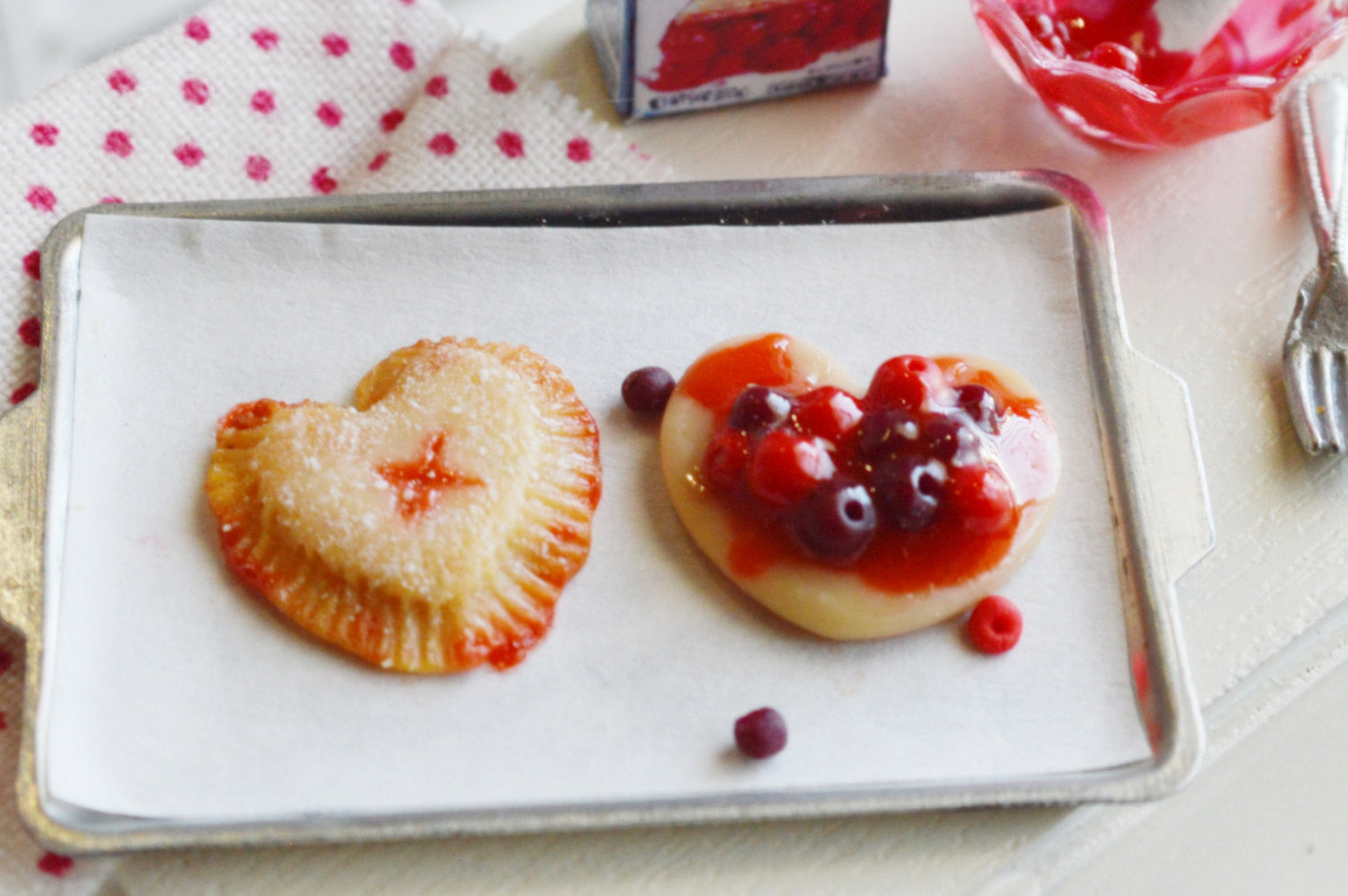 1:12 Scented Heart Shaped Pie Set - Decadent Minis